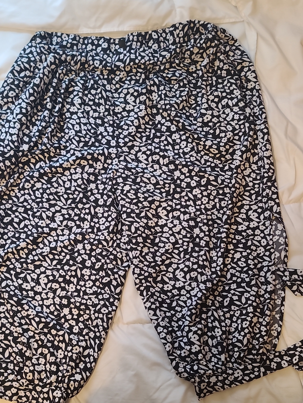 Black & White Floral Capris - Women's Comfort Fit